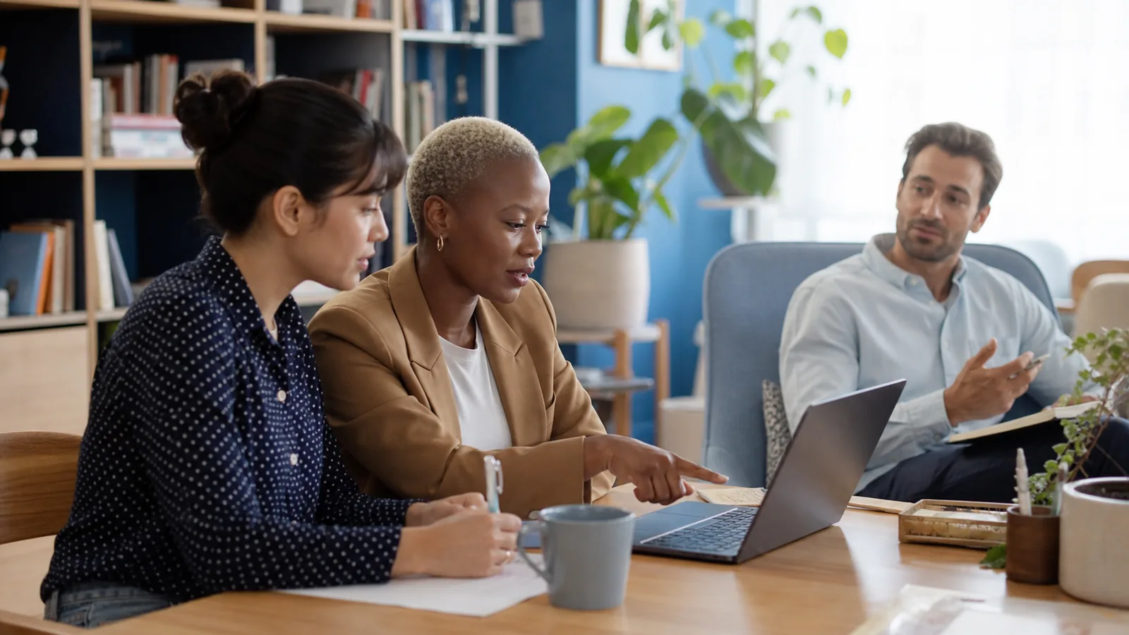 Experienced recruiter coaching colleagues during a sourcing session